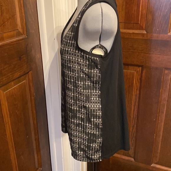 Metaphor sleeveless blouse. - Picture 6 of 7